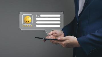 clientes satisfacción encuesta. masculino utilizando el solicitud en línea dio un 5 estrellas clasificación con contento sonrisa emojis ideas para evaluando cliente Servicio producto calidad satisfacción revisión mejor calidad foto