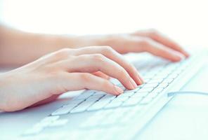 manos femeninas o trabajadora de oficina escribiendo en el teclado foto