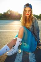 joven moderno mujer con patineta foto