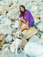 mujer con un perro en un caminar en el playa foto