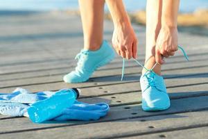 corriendo Zapatos - mujer atadura zapato cordones foto