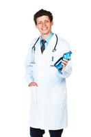 retrato de un sonriente masculino médico participación botella de agua en blanco foto
