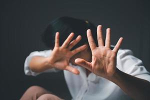 detener violencia en contra mujer concepto, internacional De las mujeres día. hembra mano elevado en temor y detener sexual acoso. mujer son Deprimido por intimidación y abuso. familia amenaza foto