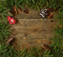 Navidad árbol rama con conos, canela, díctamo y Navidad decoraciones en de madera antecedentes con copyspace foto