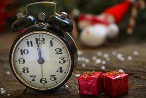 Clásico alarma reloj en Navidad antecedentes foto