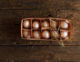 pollo huevos en un de madera rústico antecedentes foto