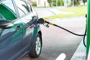 coche repostaje en un gasolina estación foto