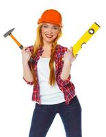 joven mujer en casco con el trabajo herramientas en un blanco foto