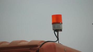 de roterend sirene licht van een zwaar uitrusting voertuig, welke is een van de Gevaar markeringen of waarschuwingen wanneer het rijden in de buurt. video