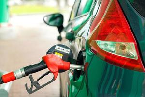 coche repostaje en un gasolina estación foto