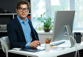 hermoso joven hombre trabajando desde hogar oficina foto