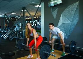 hombre y mujer trabajando fuera a el gimnasio foto