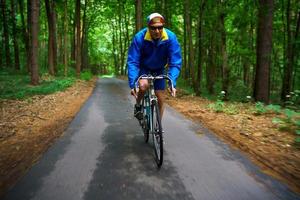 hombre en bicicleta al aire libre foto