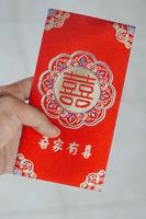 mano participación rojo sobre regalo chino nuevo año foto