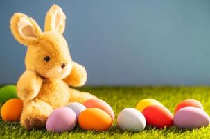 Pascua de Resurrección huevos y conejito en césped foto