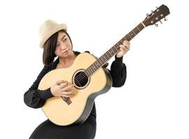 mujer sostenga guitarra guitarra canción popular en su mano foto