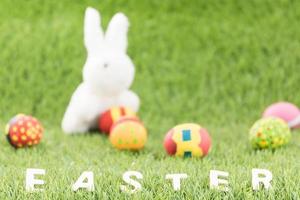 juguetes de conejito y huevos de pascua con texto foto