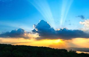 cielo al atardecer con rayos de luz en el crepúsculo foto