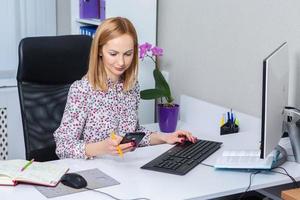 hermosa mujer de negocios trabajando en un ordenador portátil. hembra persona de libre dedicación conectando a Internet vía computadora. blogger o periodista escritura nuevo artículo. foto