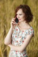 hermosa mujer o negocio mujer hablando en un célula teléfono afuera. al aire libre retrato de un hermosa contento mujer de negocios hablando en célula teléfono. foto