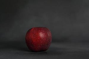 rojo jugoso manzana en un gris antecedentes. aislar. Copiar espacio. foto