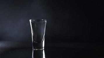 vaso de vodka en un negro antecedentes. bebida transparente vaso en un negro antecedentes. aislar. Copiar espacio