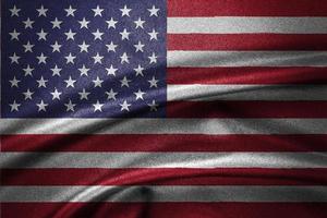 ondulado americano bandera curvo en el viento en oscuro antecedentes foto