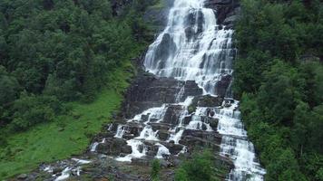 cascada en las montañas. naturaleza al aire libre en noruega foto