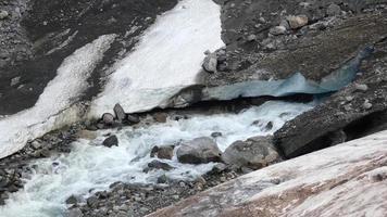 agua desde el grande glaciar en Noruega foto