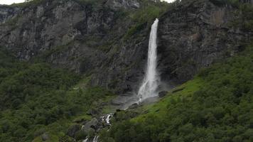 cascada en las montañas. naturaleza al aire libre en noruega foto