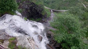 cascada en las montañas. naturaleza al aire libre en noruega foto