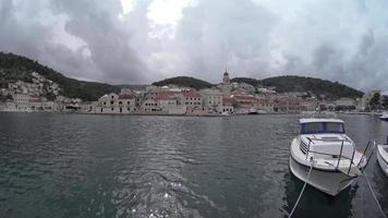 brac isla, Croacia. tradicional barco en el puerto. ver de el ciudad. foto