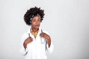 medicamento, profesión y cuidado de la salud concepto - contento sonriente africano americano hembra médico en blanco Saco con estetoscopio terminado antecedentes foto