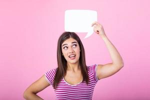 ey, genial idea. contento pensativo hermosa niña mirando a blanco habla burbuja, Copiar espacio. hermosa joven alegre modelo en rosado antecedentes teniendo idea. foto