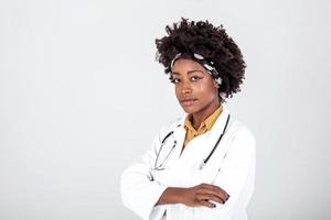 contento confidente africano americano médico médico en blanco uniforme, blanco estudio fondo, panorama. africano médico aislado en gris antecedentes sonriente felizmente foto