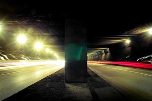 oscuro túnel con oscuro luces y caminos. foto