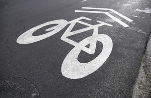 bicicleta carril firmar en asfalto foto