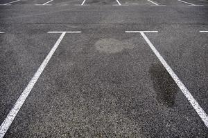 líneas de estacionamiento en el asfalto foto