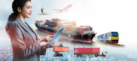 negocio y tecnología digital futuro de carga envase logística transporte importar exportar concepto, negocio mujer utilizando tableta en línea rastreo controlar entrega distribución mundo mapa antecedentes foto