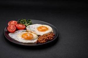 delicioso abundante desayuno consistente de dos frito huevos, Enlatado lentejas y microgreens foto