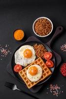 delicioso abundante desayuno consistente de un frito huevo, Belga gofre foto