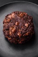delicioso Fresco harina de avena redondo galletas con chocolate en un negro cerámico plato foto