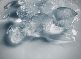 fondo de cubitos de hielo, textura de cubitos de hielo o fondo me hace sentir fresco y bien, en el verano, el hielo y las bebidas frías nos harán sentir relajados, hechos para el negocio de bebidas o refrescos. foto