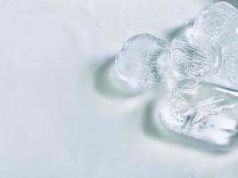 fondo de cubitos de hielo, textura de cubitos de hielo o fondo me hace sentir fresco y bien, en el verano, el hielo y las bebidas frías nos harán sentir relajados, hechos para el negocio de bebidas o refrescos. foto