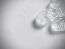 fondo de cubitos de hielo, textura de cubitos de hielo o fondo me hace sentir fresco y bien, en el verano, el hielo y las bebidas frías nos harán sentir relajados, hechos para el negocio de bebidas o refrescos. foto