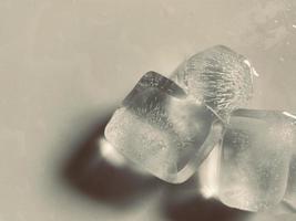 fondo de cubitos de hielo, textura de cubitos de hielo o fondo me hace sentir fresco y bien, en el verano, el hielo y las bebidas frías nos harán sentir relajados, hechos para el negocio de bebidas o refrescos. foto