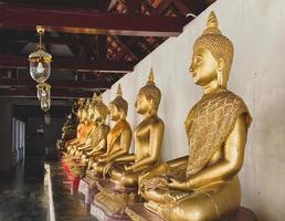 fuente Buda estatua es un hermosa tailandés arquitectura de estatua en wat templo, el Buda estatua es considerado un símbolo de budistas eso es un reunión sitio para budistas alrededor el mundo. foto