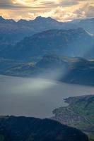 rayo de ligero caídas en un lago foto