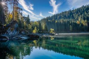 un espejo lago ese refleja el bosque en sí mismo foto