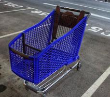 el plastico compras carros en azul color en el la carretera foto